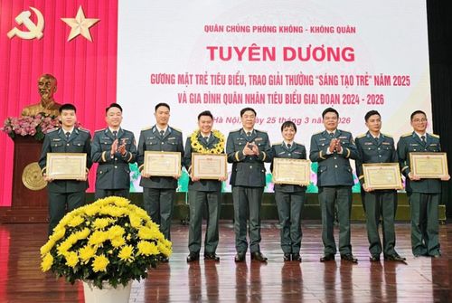 Các tác giả và nhóm nghiên cứu của Trường Sĩ quan Không quân được tuyên dương tại hội nghị.