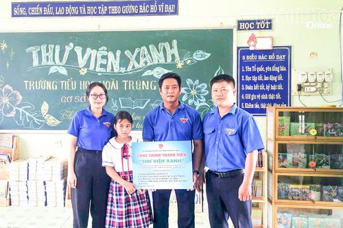 Đoàn xã Phước Hữu trao bảng tượng trưng công trình thanh niên "Thư viện xanh" cho Trường Tiểu học Hoài Trung - Điểm trường thôn Tà Dương.