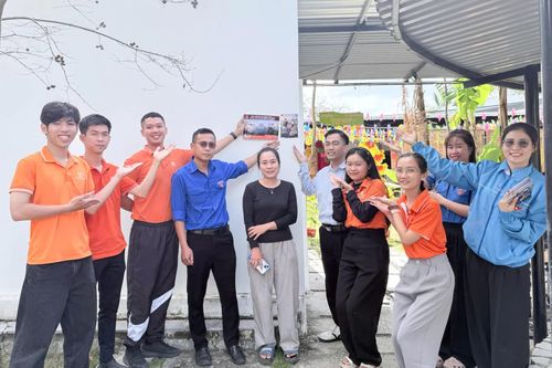 Đoàn xã Vạn Hưng lắp đặt bảng mã QR "Phủ xanh số Vạn Hưng" tại các điểm dịch vụ, du lịch.