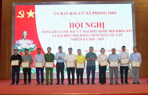 Đại diện lãnh đạo xã Phong Thổ trao Giấy khen cho các tập thể.