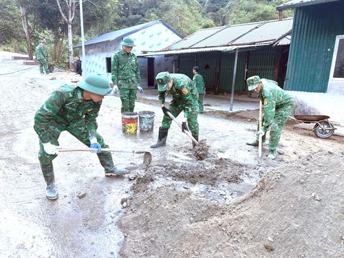 ... giúp nhân dân thi công nhà mới.