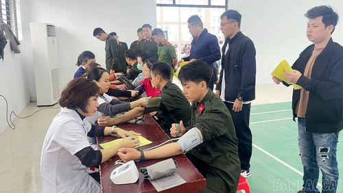 Công tác khám, sàng lọc sức khỏe trước khi hiến máu.