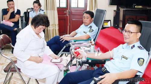 Cán bộ, công chức tích cực tham gia hiến máu tình nguyện, góp phần bảo đảm nguồn máu phục vụ công tác cấp cứu và điều trị tại các bệnh viện.