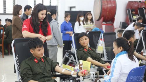 Bà Hà Thị Ngoan – Chủ tịch Hội Chữ thập đỏ tỉnh (áo đỏ) thăm hỏi, động viên người tham gia hiến máu tình nguyện.
