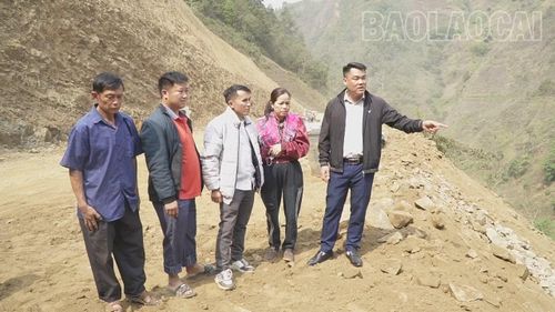 Lãnh đạo xã Mù Cang Chải trực tiếp đến hiện trường kiểm tra tuyến kênh bị vùi lấp.