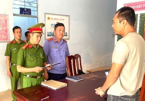 Cơ quan Cảnh sát điều tra Công an tỉnh Lâm Đồng đọc lệnh bắt bị can Trần Quốc Tuấn (trú tại phường Phú Thủy) về hành vi “Cố ý gây thương tích và sử dụng trái phép chất ma túy”