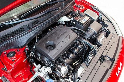 Không gian nội thất phiên bản GT với vô-lăng D-cut và chỉ khâu đỏ