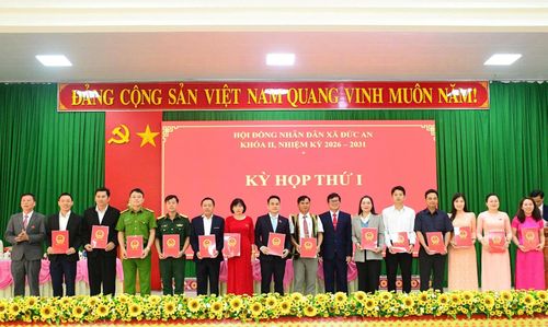Trao giấy chứng nhận đại biểu HĐND xã khóa II