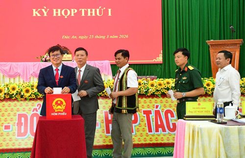 Các đại biểu bỏ phiếu bầu các chức danh chủ chốt của HĐND và UBND xã nhiệm kỳ 2026 – 2031