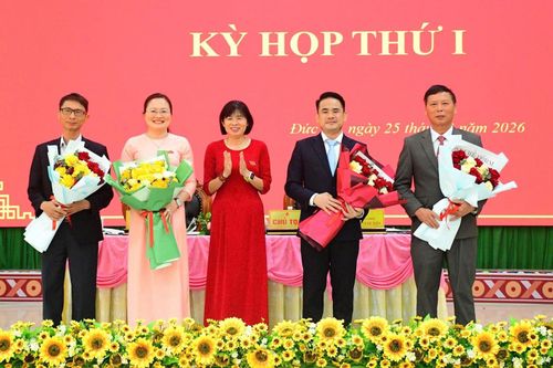 Tặng hoa, chúc mừng các đồng chí Thường trực HĐND xã khóa II