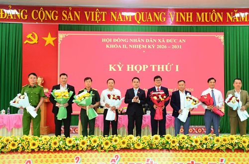 Tặng hoa, chúc mừng Chủ tịch, các Phó Chủ tịch và Ủy viên UBND xã Đức An
