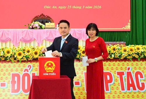 Các đại biểu bỏ phiếu bầu các chức danh chủ chốt của HĐND và UBND xã nhiệm kỳ 2026 – 2031