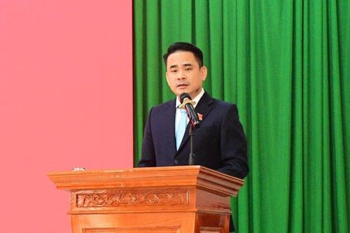 Đồng chí Trần Mạnh Hùng, Bí thư Đảng ủy, Chủ tịch HĐND xã Đức An phát biểu tại kỳ họp