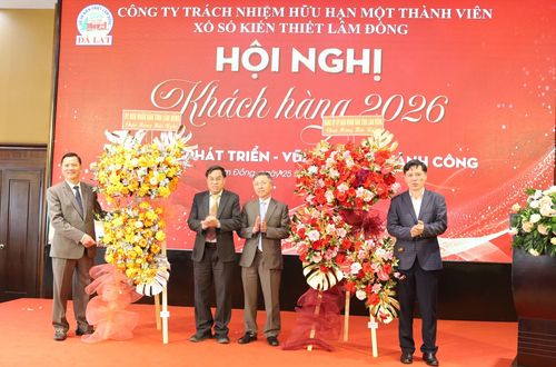 Các đồng chí: Võ Ngọc Hiệp, Tỉnh ủy viên, Phó Chủ tịch UBND tỉnh, Chủ tịch Hội đồng giám sát Xổ số tỉnh; Trần Văn Thương, Tỉnh ủy viên, Phó Bí thư Đảng ủy UBND tỉnh Lâm Đồng tặng hoa chúc mừng Hội nghị
