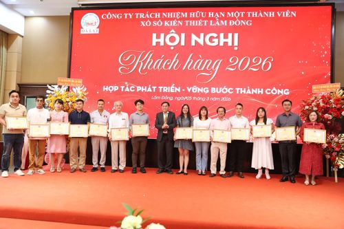 Tỉnh ủy viên, Phó Chủ tịch UBND tỉnh, Chủ tịch Hội đồng giám sát Xổ số tỉnh Lâm Đồng Võ Ngọc Hiệp tặng Bằng khen cho các cá nhân là đại lý tiêu thụ vé số Đà Lạt - Lâm Đồng tại các tỉnh, thành phố thuộc Công ty TNHH MTV Xổ số kiến thiết Lâm Đồng