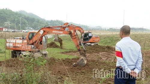Đơn vị thi công đã tiến hành san gạt, triển khai mặt bằng.