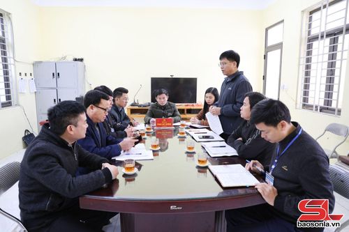 Đảng ủy xã Mường Bang họp đánh giá tiến độ công tác phát triển đảng viên.