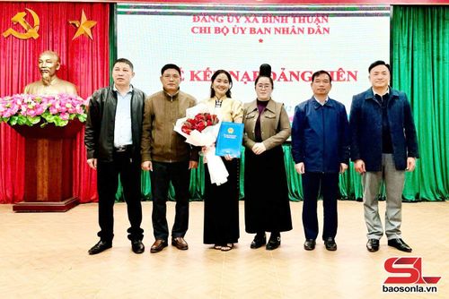 Lễ kết nạp đảng viên mới tại Chi bộ UBND xã Bình Thuận.