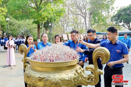 ĐVTN dâng hương tại Nhà tưởng niệm các Anh hùng liệt sĩ hy sinh tại Nhà tù Sơn La.