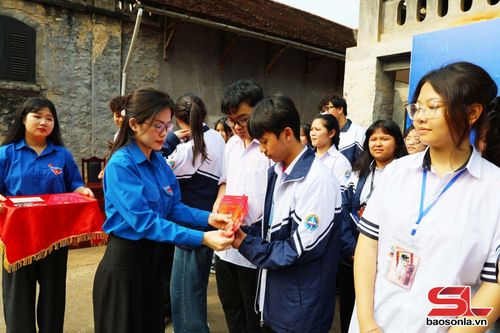 Lễ kết nạp đoàn viên mới tại Di tích quốc gia đặc biệt Nhà tù Sơn La.