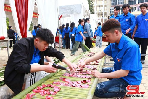 ĐVTN Trường Đại học Tây Bắc trang trí hội trại.