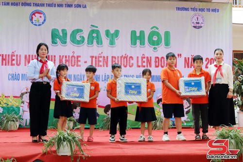 Tặng quà cho các lớp đạt giải thưởng tham gia trò chơi tập thể.