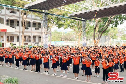 Học sinh đồng diễn tiết mục "Hát vang trong kỷ nguyên mới".