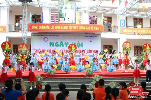 Một tiết mục văn nghệ tại ngày hội.