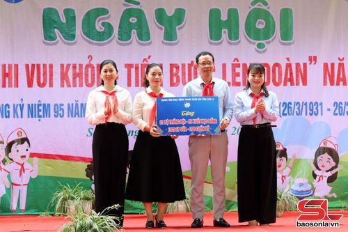 Lãnh đạo Tỉnh đoàn và Trung tâm Hoạt động Thanh thiếu nhi tỉnh trao phần quà cho nhà trường.