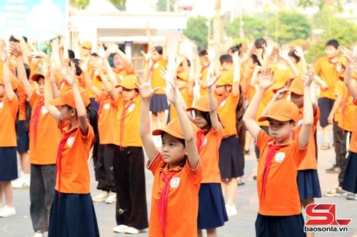 Học sinh đồng diễn tiết mục "Kun bảo vệ môi trường".