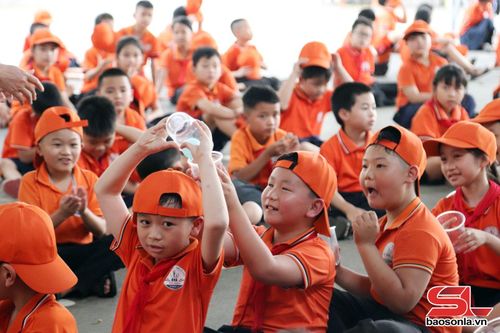 Học sinh tham gia trò chơi chuyền bóng.