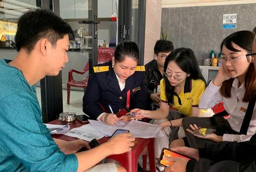 Cán bộ thuế cùng đơn vị cung cấp giải pháp hỗ trợ hộ kinh doanh tại các địa bàn