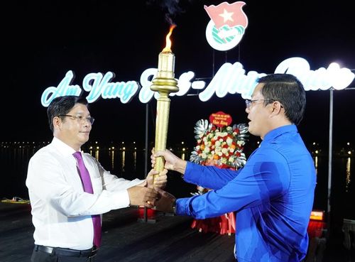 Đồng chí Nguyễn Chí Tài (bên trái) trao ngọn đuốc “Thắp lửa niềm tin - Dẫn lối tương lai” cho Bí thư Thành đoàn Nguyễn Thanh Hoài 