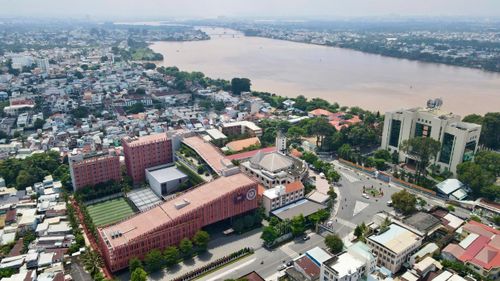 Toàn cảnh đô thị ven sông Đồng Nai.