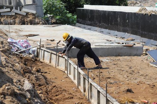 Nhà thầu đang đẩy nhanh thi công các hạng mục, gồm đổ bê tông tường kè và lắp đặt hệ thống thoát nước. Từ trên cao, các hạng mục kè bờ, cải tạo lòng rạch dần lộ diện rõ nét.