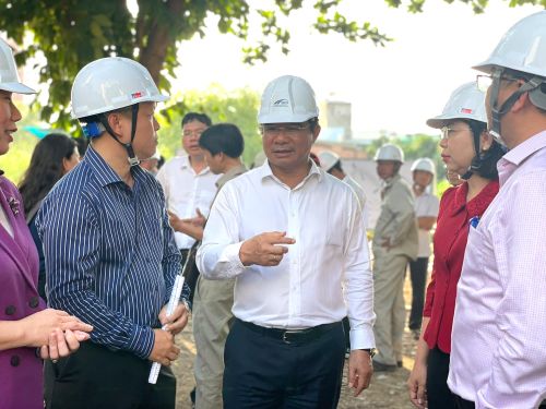 Mới đây, Chủ tịch UBND TP.HCM Nguyễn Văn Được kiểm tra thực địa dự án. Chủ tịch UBND TP nhấn mạnh mục tiêu đến tháng 6/2026 phải hoàn thành bàn giao 100% mặt bằng cho chủ đầu tư. Nếu không đạt yêu cầu, các địa phương phải chịu trách nhiệm trước thành phố. Đối với những trường hợp đã nhận tiền nhưng chưa bàn giao mặt bằng, địa phương cần có biện pháp xử lý theo đúng quy định. Đồng thời, thành phố cũng yêu cầu đẩy nhanh việc bố trí tái định cư, bảo đảm quyền lợi và ổn định đời sống cho người dân (Ảnh: Mỹ Quỳnh).