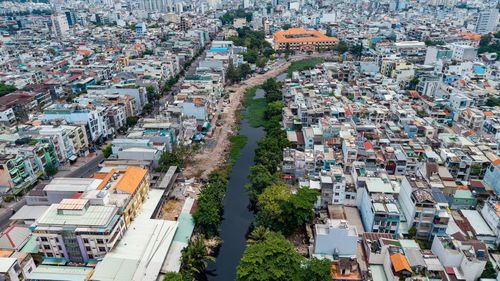 Theo Sở Nông nghiệp và Môi trường TP.HCM, đến nay, tổng kinh phí bồi thường, hỗ trợ và tái định cư đã phê duyệt gần 7.977 tỷ đồng; trong đó chi trả cho 2.155/2.190 trường hợp với số tiền hơn 7.934 tỷ đồng. Dù phần lớn người dân đã nhận tiền, số trường hợp bàn giao mặt bằng còn hạn chế.