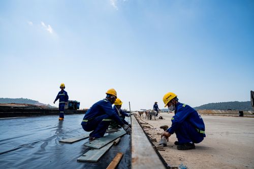 Thế nhưng, đường cất hạ cánh số 2 ghi nhận tiến độ bê tông xi măng đạt khoảng 58% đối với lớp nền, trong khi lớp bê tông chất lượng cao đã bắt đầu thi công chỉ sau 4 tháng đắp nền. Dự kiến đến 30/6/2026, đường băng hoàn toàn mới dài 3.300m này sẽ được hoàn thiện.