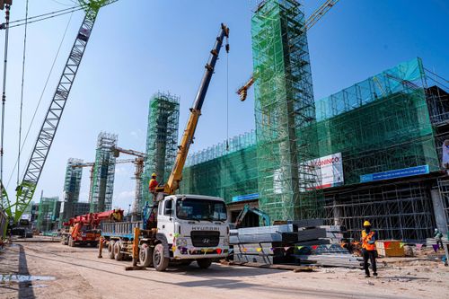 Nhà ga hành khách T2 của sân bay được thiết kế bởi thiết kế bởi CPG Consultants (Singapore) và Artelia Airport (Pháp), lấy cảm hứng từ hình tượng chim phượng hoàng lửa, biểu trưng cho sức mạnh và sự tái sinh, thể hiện khát vọng của Việt Nam trong kỷ nguyên mới.