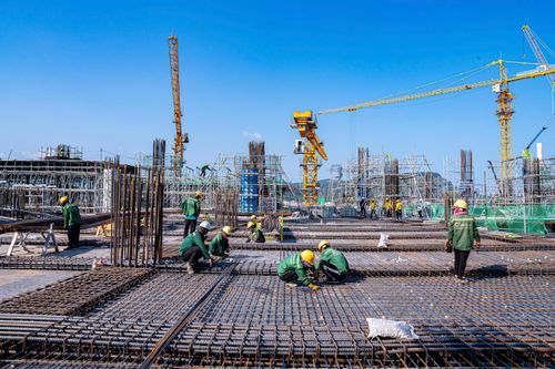 Cao điểm, tại dự án mở rộng Cảng hàng không quốc tế Phú Quốc huy động hơn 2.600 nhân lực.