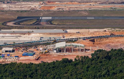 Để đạt chuẩn ICAO 4E, mỗi chi tiết trên đường băng đều phải được tính toán cho những dòng máy bay thân rộng như Boeing 787, Airbus A350-900... từ lớp bê tông xi măng dày 78cm chịu được áp suất bánh hơi lên đến 1,71 MPa, tải trọng tàu bay lên đến 400 tấn.