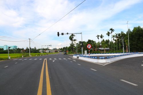 Tuyến vuốt nối đồng mức tại ngã 3 đường dẫn cầu Phước Lộc. Tương lai, vị trí này sẽ hình thành ngã tư khi đường DT.621D được đầu tư kéo dài về phía Bắc theo quy hoạch.