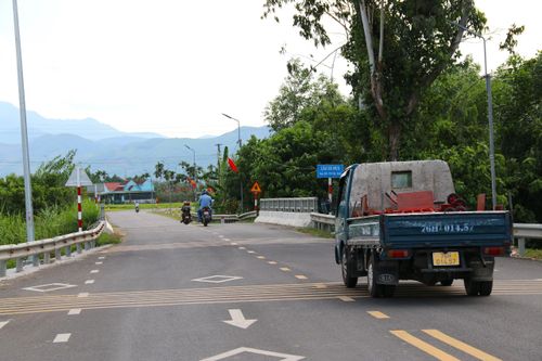 Cầu Bà Mẹo tại Km28+206 cũng được xây dựng mới dài 38m, rộng 17,4m, đồng thời chỉnh tuyến để loại bỏ khúc cua gấp qua đồng ruộng nhằm đảm bảo giao thông, đáp ứng yêu cầu cấp đường. 