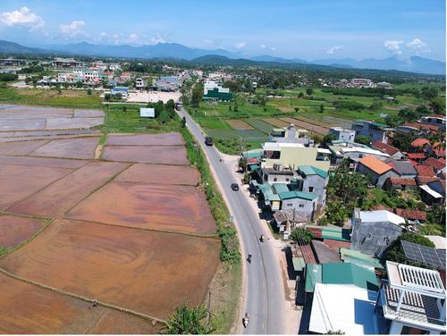 Trên tuyến có 7 nút giao với các tuyến đường, đa phần giữ nguyên phương án thiết kế đồng mức, tổ chức giao thông bằng vạch sơn, đảo giao thông và biển báo hướng dẫn để nâng cao hiệu quả khai thác, tạo điều kiện giao thông thuận lợi.