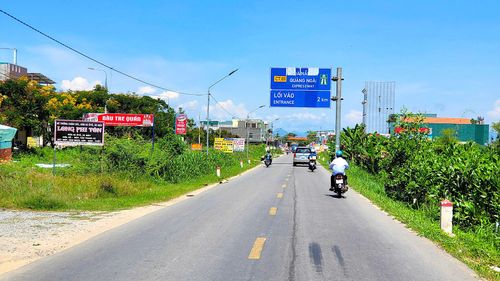 Hiện trạng mặt đường toàn tuyến chỉ rộng từ 5,5m đến 7m, lề đường gia cố không đồng bộ, áo đường bê tông nhựa và bê tông xi măng. Hiện có nhiều vị trí hư hỏng gây khó khăn và mất an toàn cho người và phương tiện tham gia giao thông.