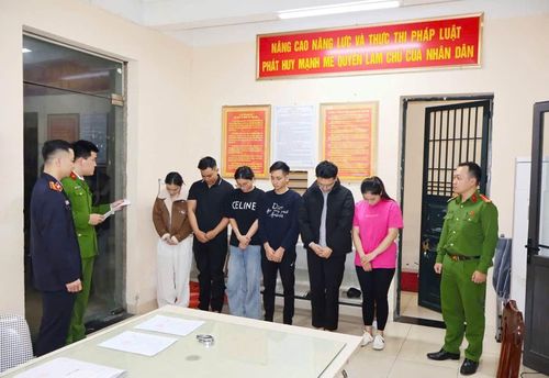 Đại diện Cơ Quan CSĐT CATP và Viện KSND khu vực 2 đọc Quyết Định khởi tố vụ án, khởi tố bị can về hành vi “Lừa dối khách hàng” theo khoản 2 điều 198 Bộ luật Hình sự
