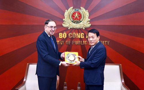 Bộ trưởng Lương Tam Quang trao quà lưu niệm tặng Đại sứ Suren Baghdasaryan.