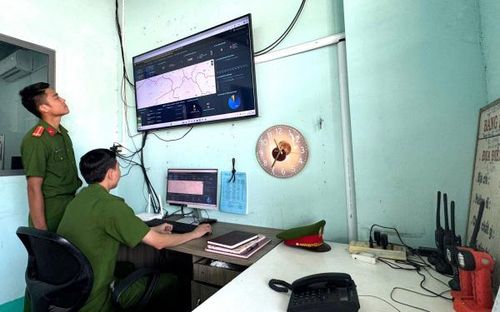 Cán bộ, chiến sĩ nhận tin báo cháy từ cơ sở.