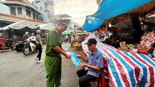 Cán bộ Công an xã phát tờ rơi tuyên tuyền, nâng cao nhận thức về an toàn PCCC.