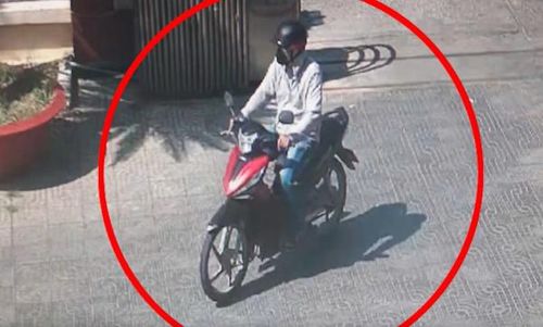 Sau khi móc cốp xe máy trộm cắp tiền, Trần Trung Toán vội vã rời khỏi hiện trường. Ảnh: CAKH.